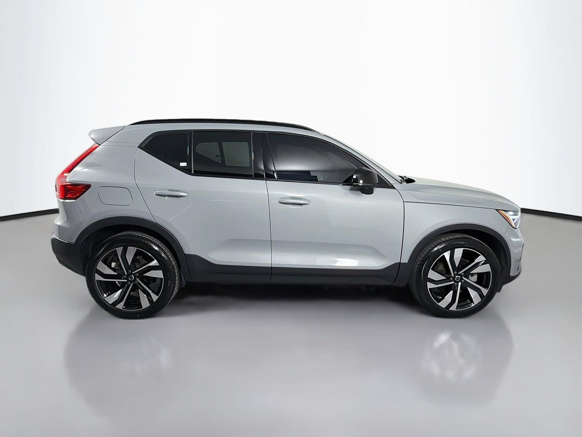 Certified 2024 Volvo XC40 B5 Plus AWD/4WD image 5