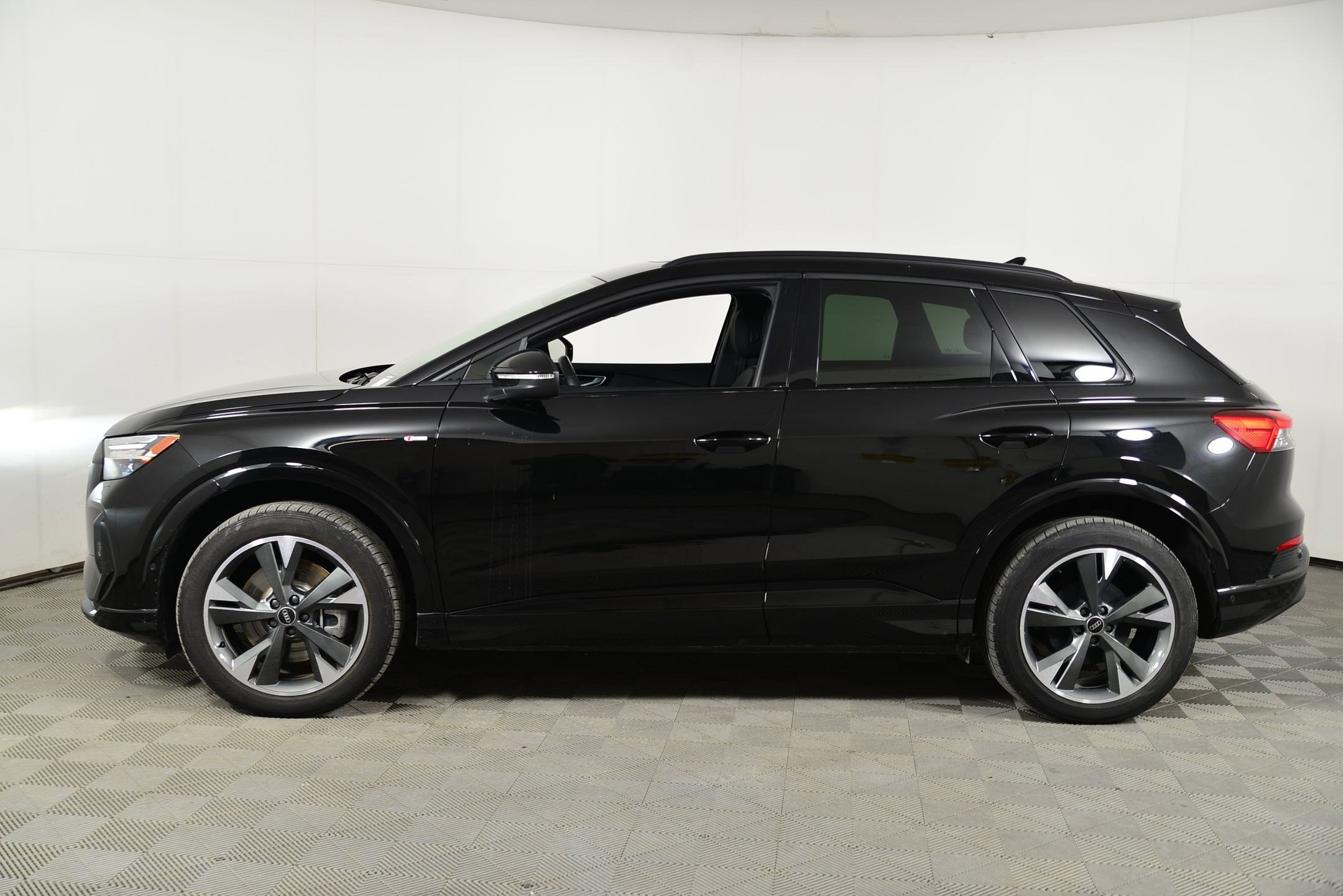 Certified 2024 Audi Q4 e-tron Prestige w/ Black Optic Package image 2