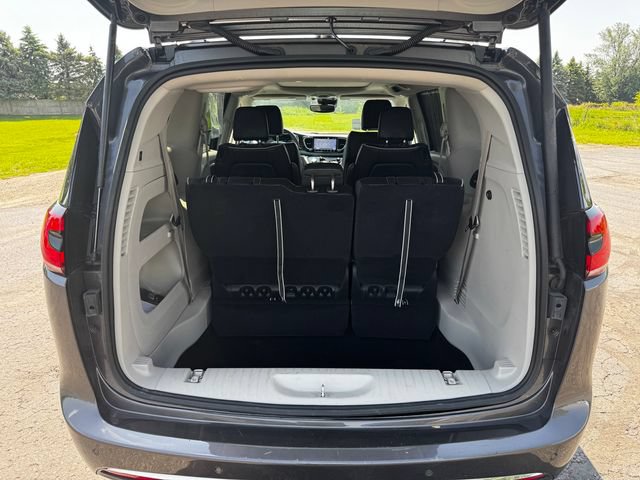 Certified 2023 Chrysler Pacifica Limited w/ Trailer Tow Group AWD/4WD image 18