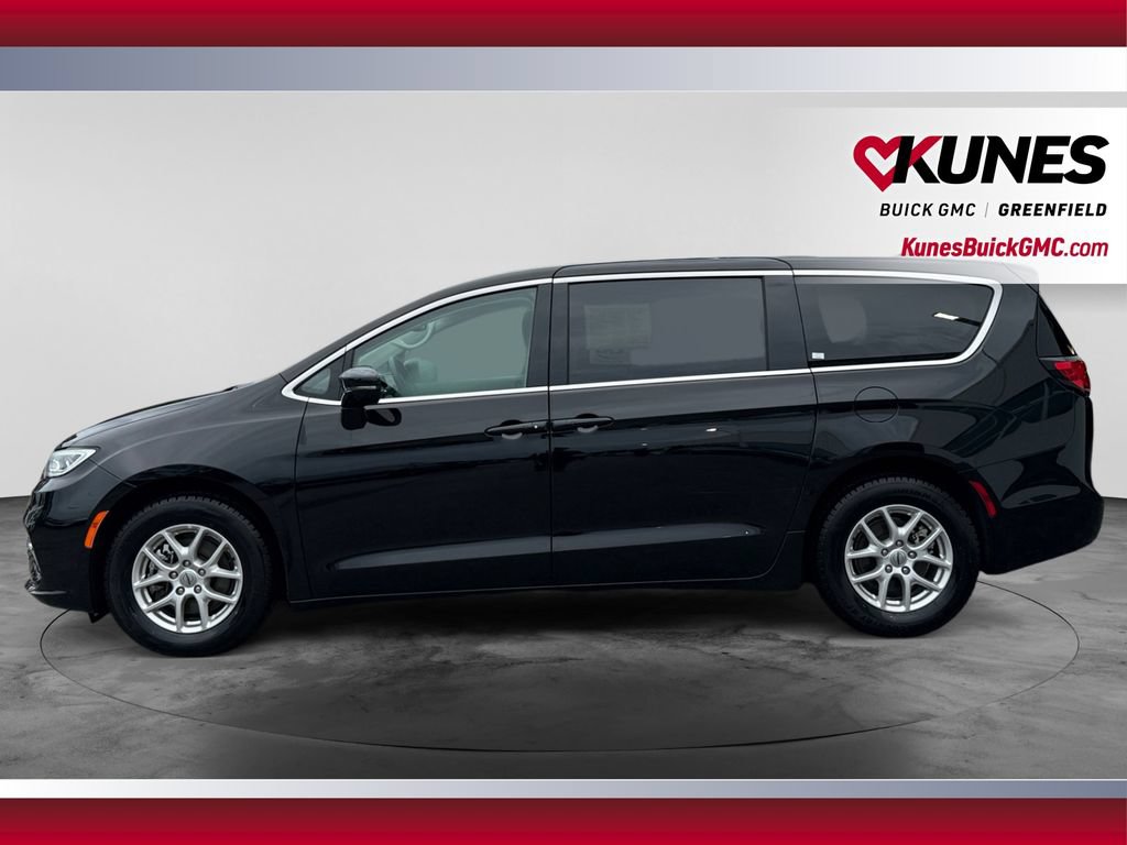 Used 2024 Chrysler Pacifica Touring-L FWD image 6