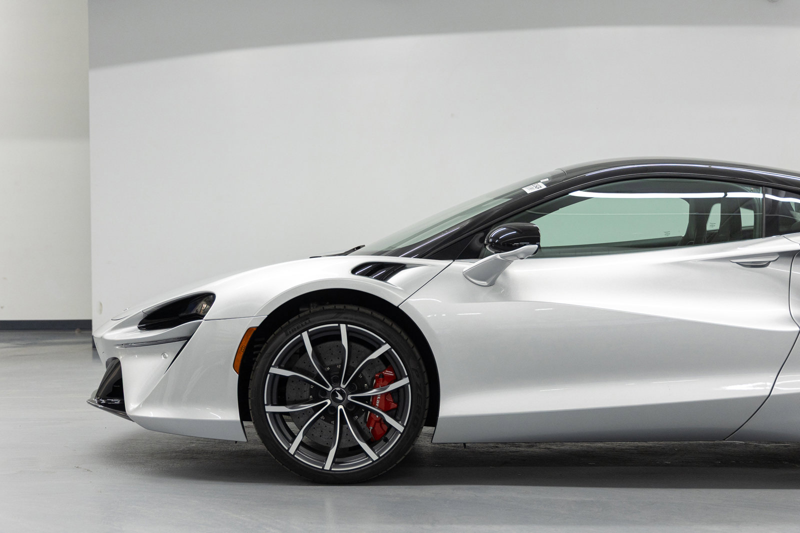 Used 2023 McLaren Artura image 4