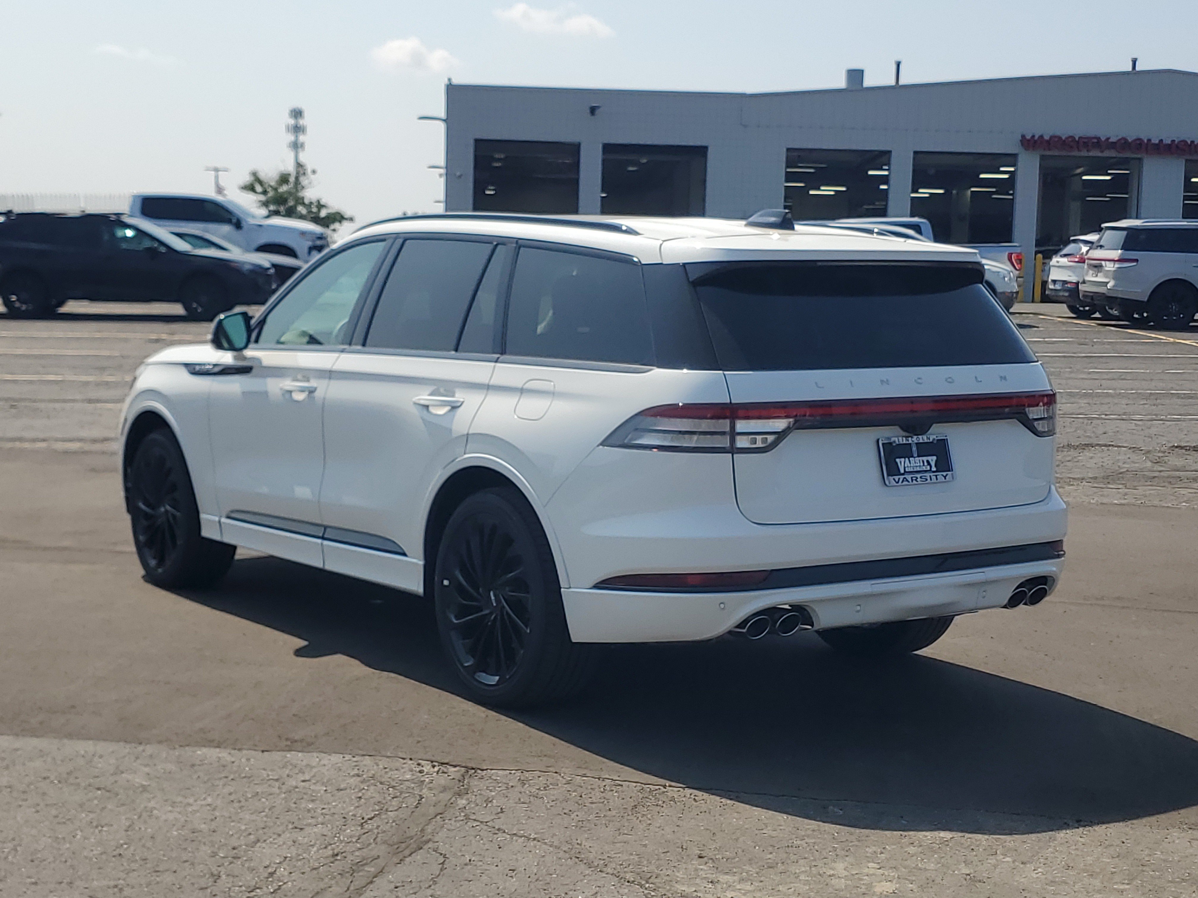 New 2026 Lincoln Aviator Reserve w/ Jet Appearance Package AWD/4WD image 3