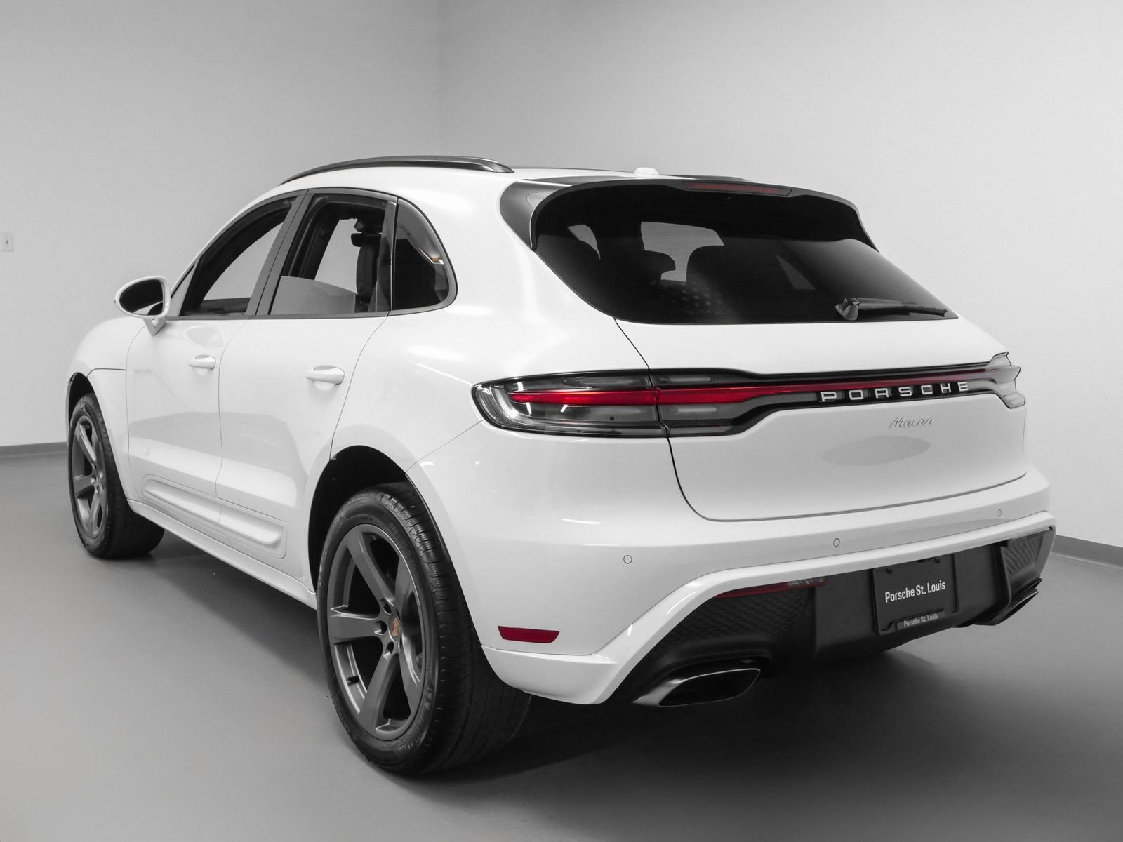 Certified 2025 Porsche Macan AWD/4WD image 3