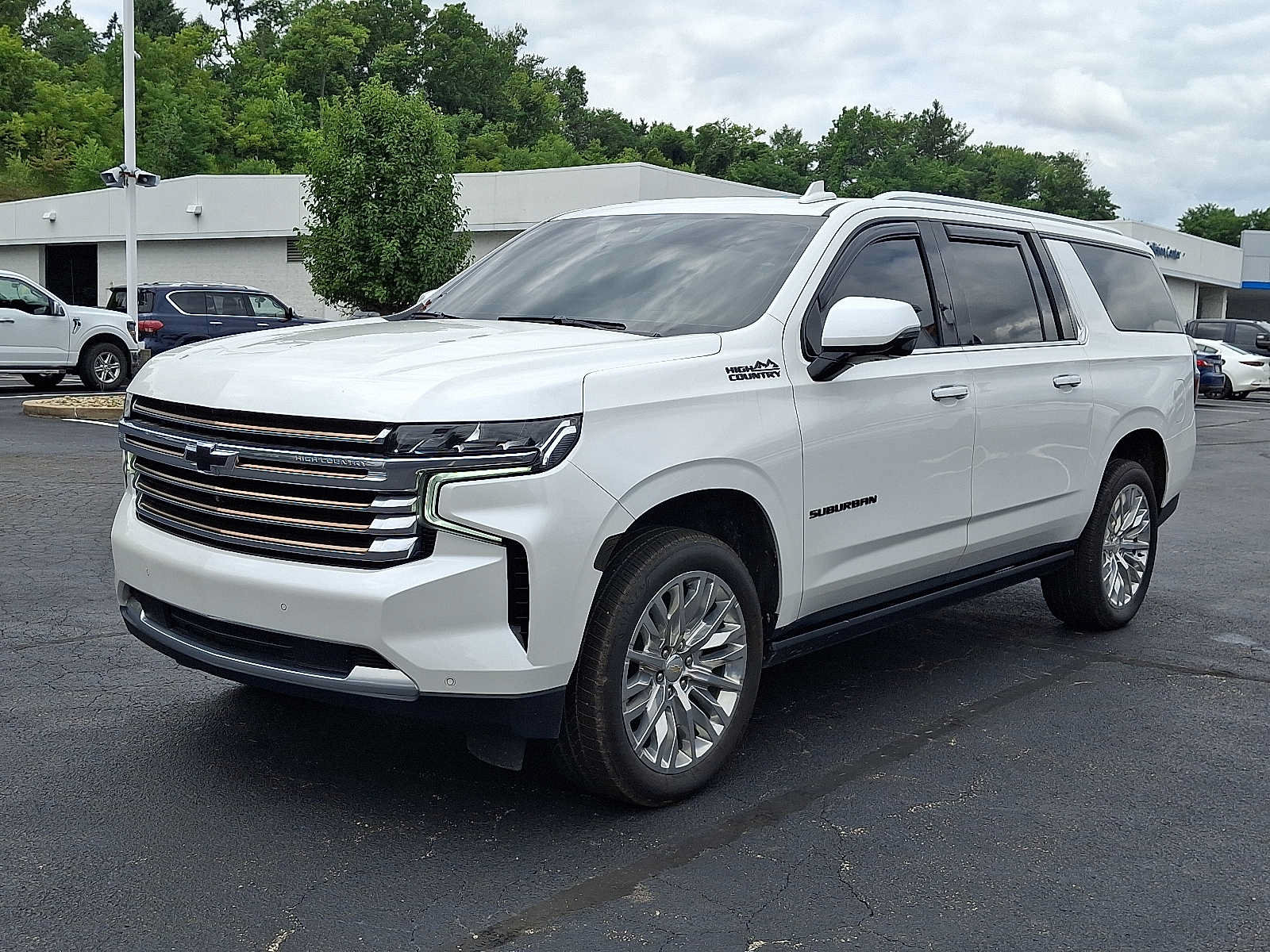 Used 2024 Chevrolet Suburban High Country w/ Premium Package AWD/4WD image 3