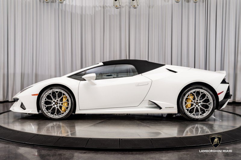 Used 2024 Lamborghini Huracan EVO image 11