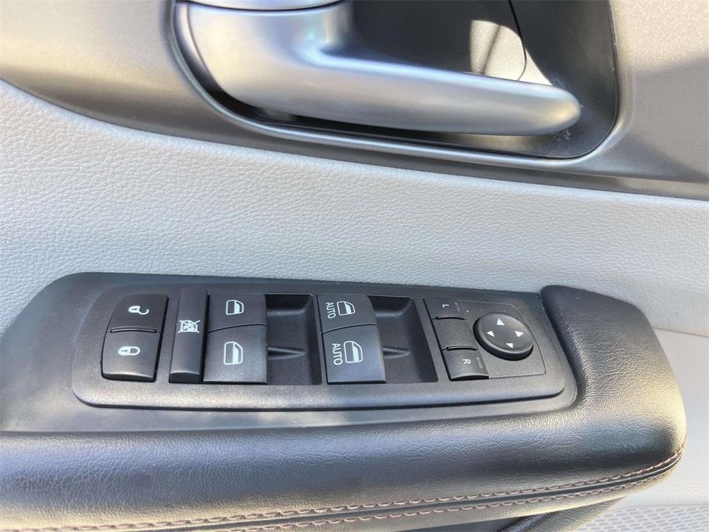 Used 2024 Chrysler Pacifica Touring-L image 11