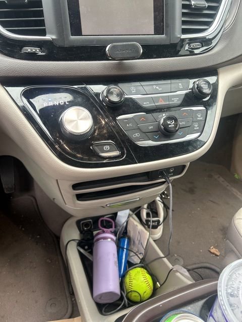 Used 2018 Chrysler Pacifica Touring-L image 25