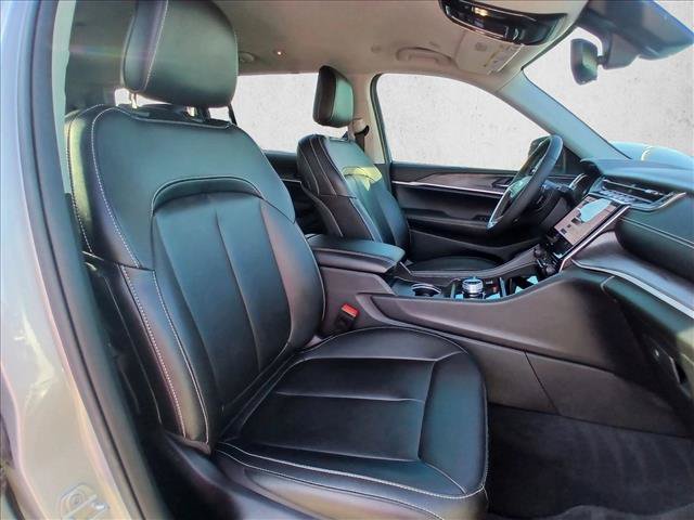 Used 2024 Jeep Grand Cherokee L Limited w/ Black Appearance Package AWD/4WD image 21