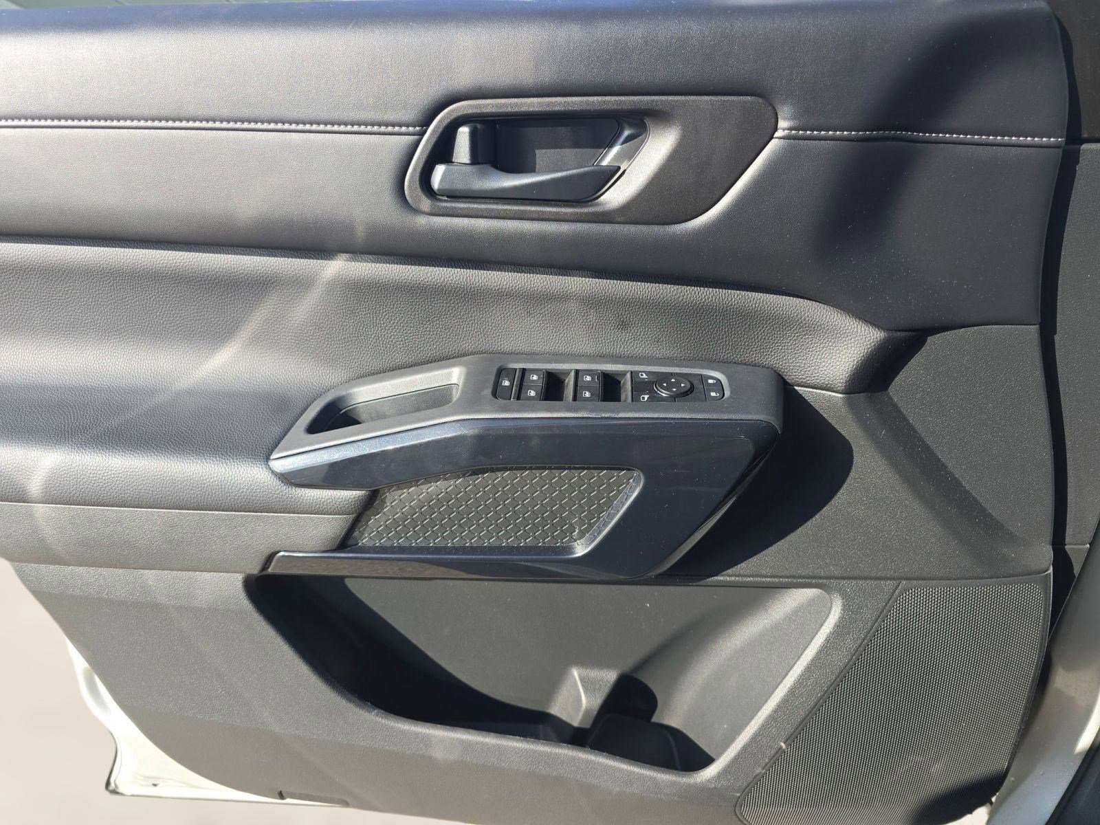 Used 2024 Nissan Pathfinder SV w/ SV Premium Package image 12