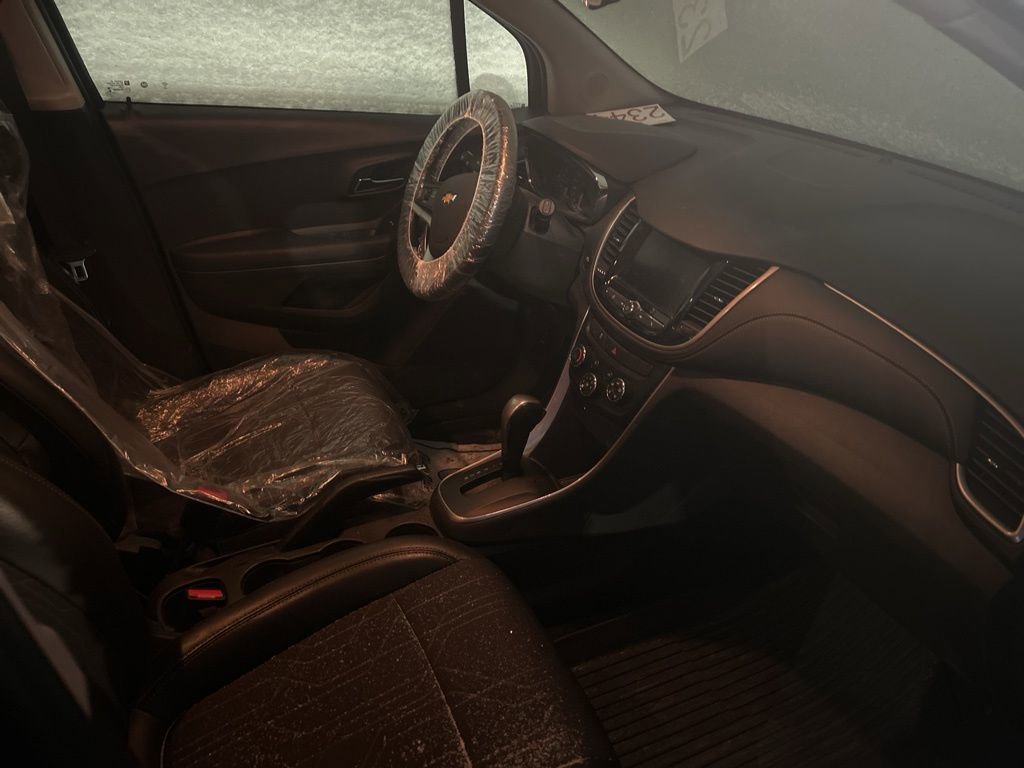 Used 2020 Chevrolet Trax LT w/ LT Convenience Package image 3