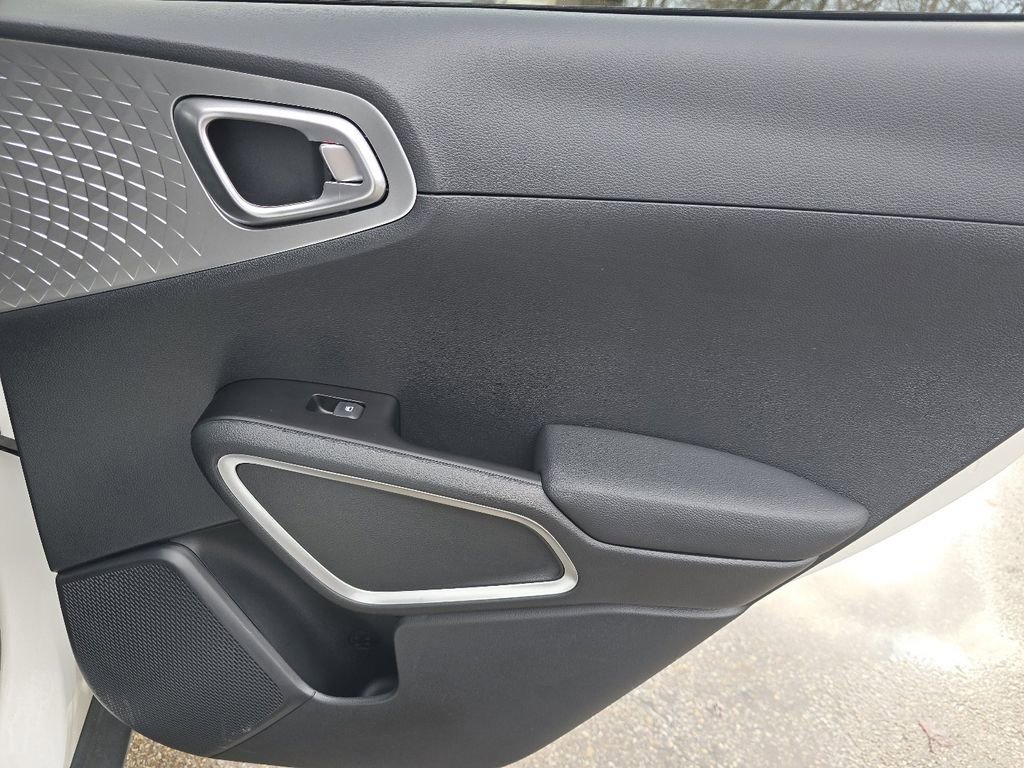 Used 2023 Kia Soul LX image 19