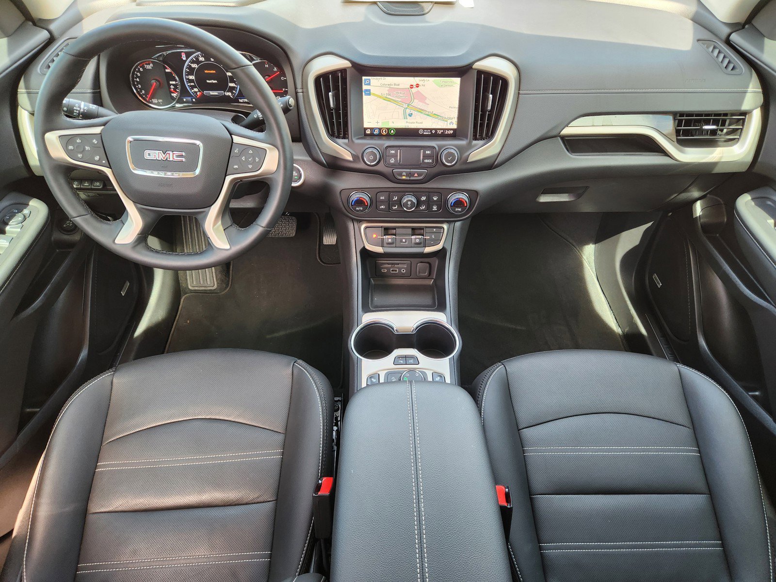 Used 2024 GMC Terrain Denali w/ Denali Premium Package image 9