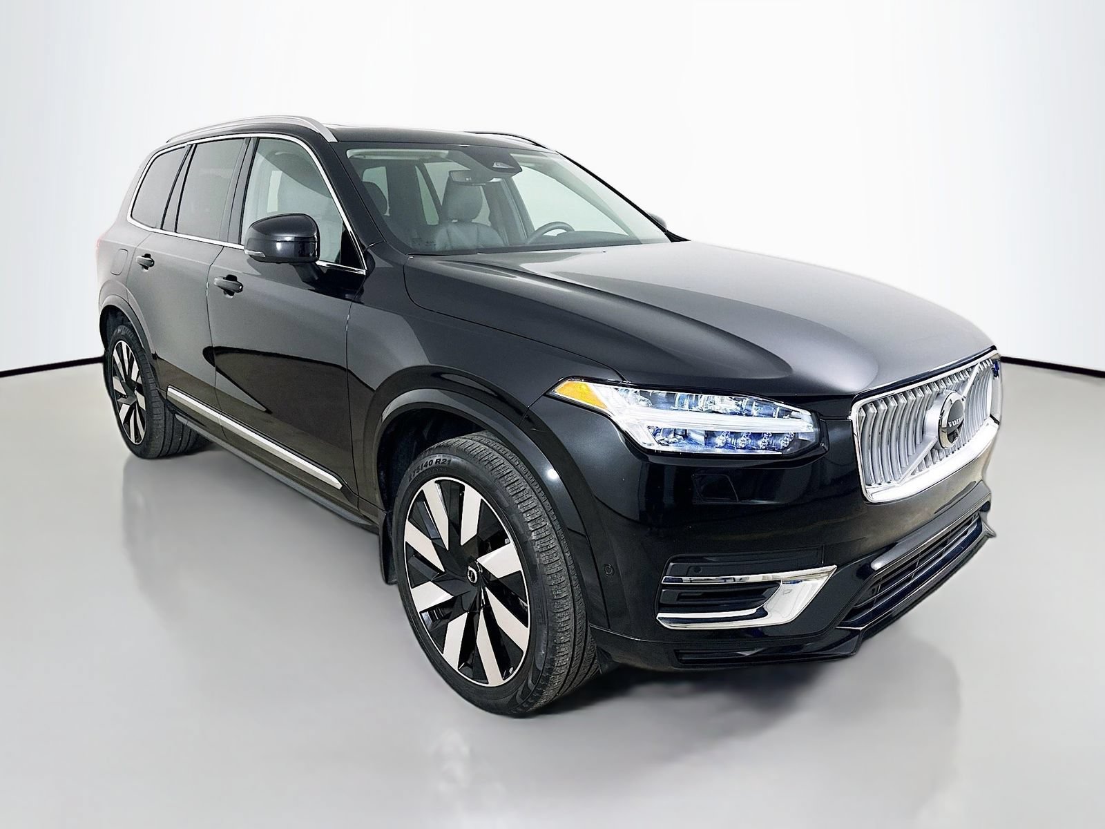 Used 2025 Volvo XC90 T8 Plus w/ Protection Package Premier AWD/4WD image 3