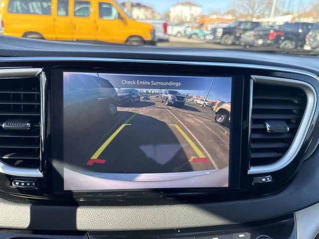 Used 2024 Chrysler Pacifica Touring-L FWD image 21