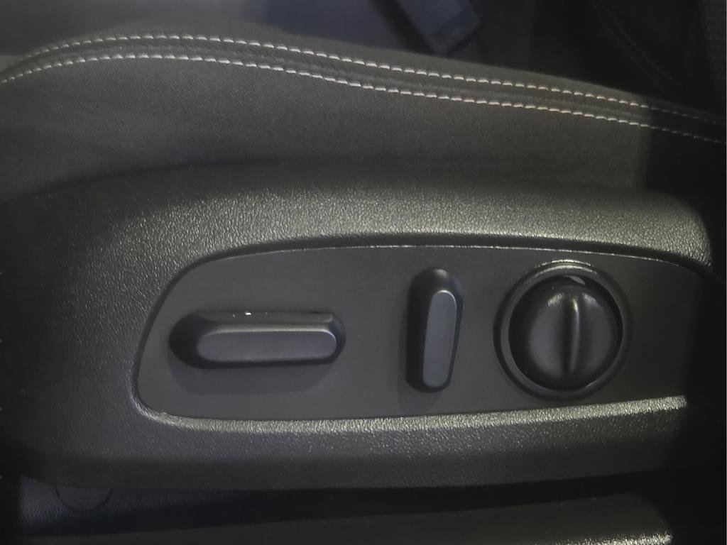 Used 2024 GMC Terrain SLE w/ Driver Convenience Package image 18