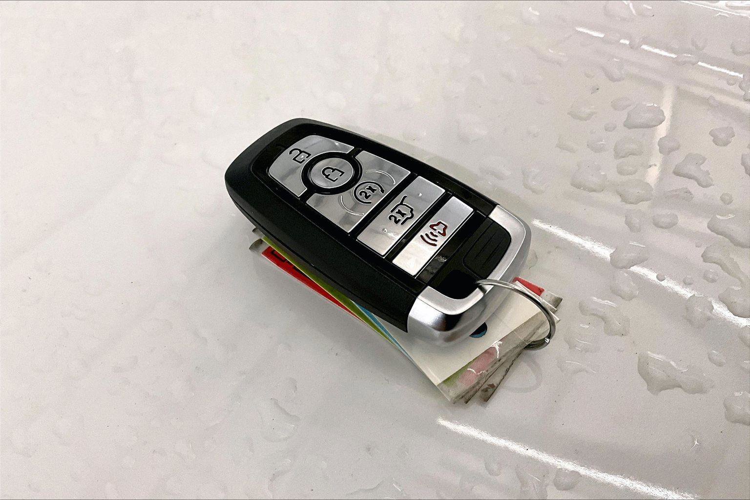 Used 2025 Ford Escape SE w/ PHEV Premium Package image 9