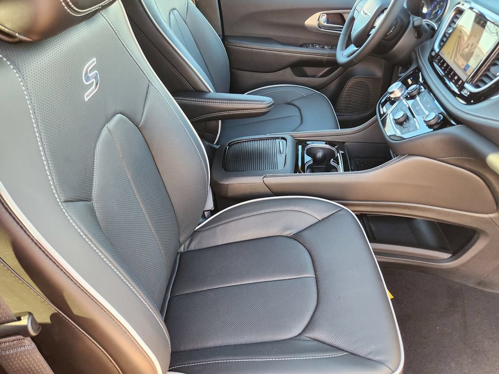 New 2026 Chrysler Pacifica Limited w/ S Appearance Package FWD image 10
