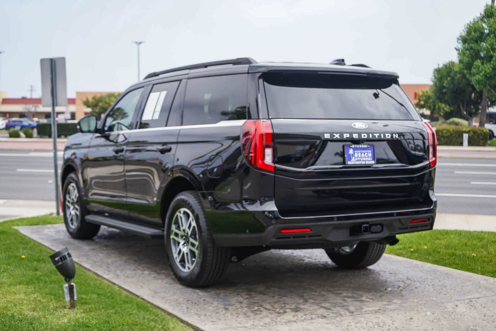 Used 2025 Ford Expedition Active RWD image 6