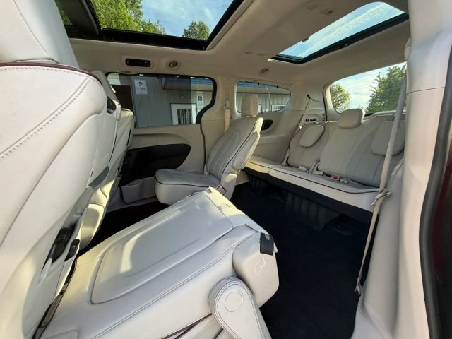Used 2017 Chrysler Pacifica Limited FWD image 11