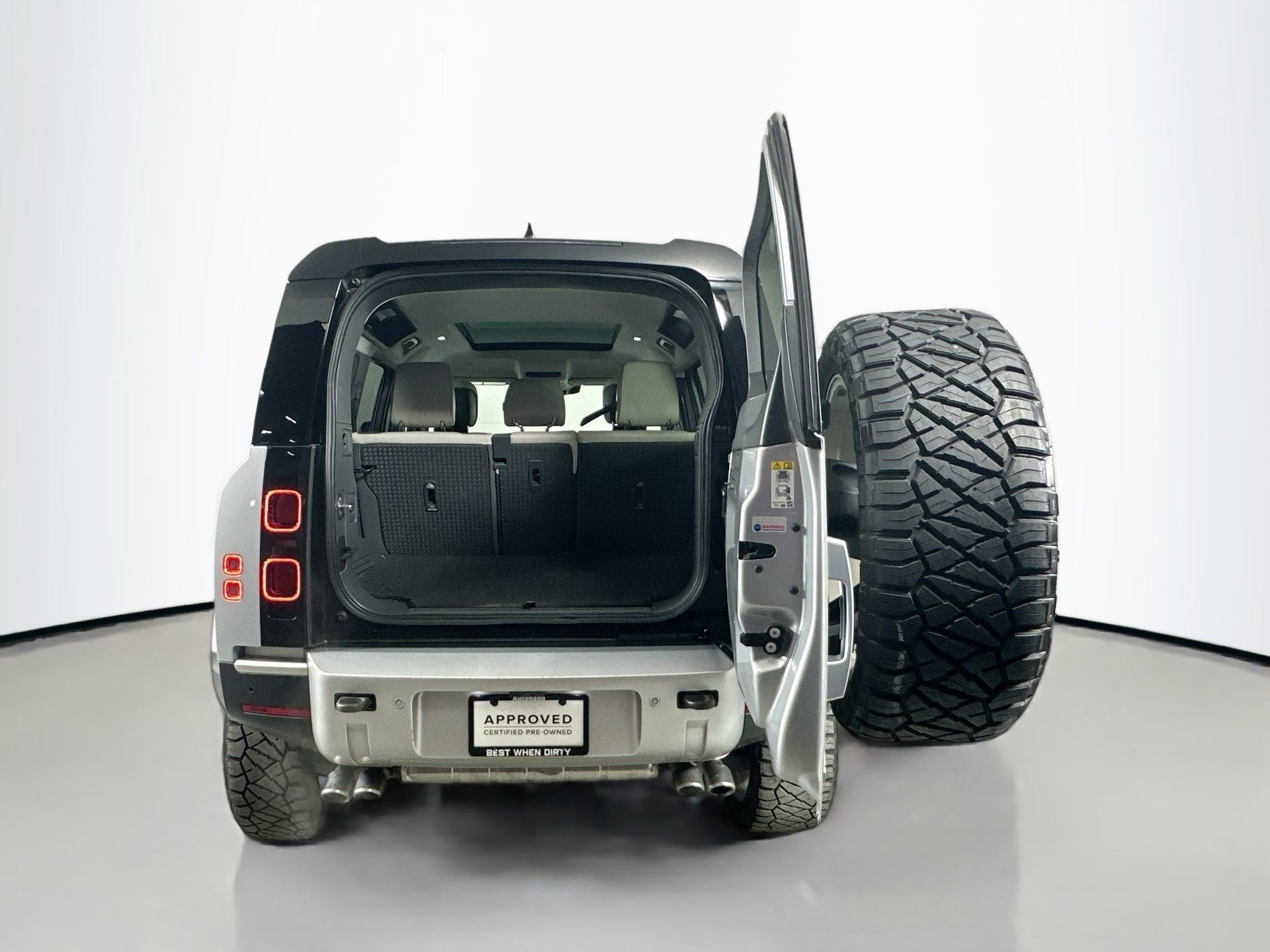 Used 2024 Land Rover Defender 110 SE image 29