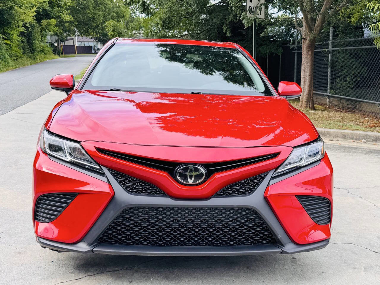 Used 2020 Toyota Camry SE image 2