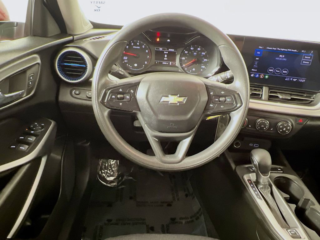 Used 2024 Chevrolet Trax LS w/ LS Convenience Package FWD image 11