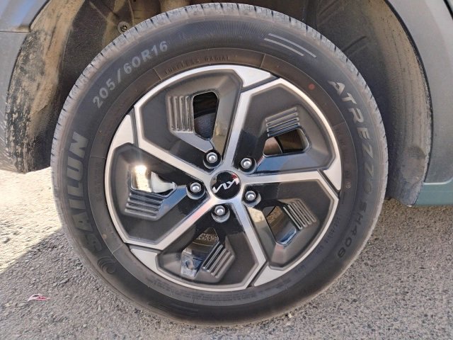 Used 2024 Kia Niro EX image 13