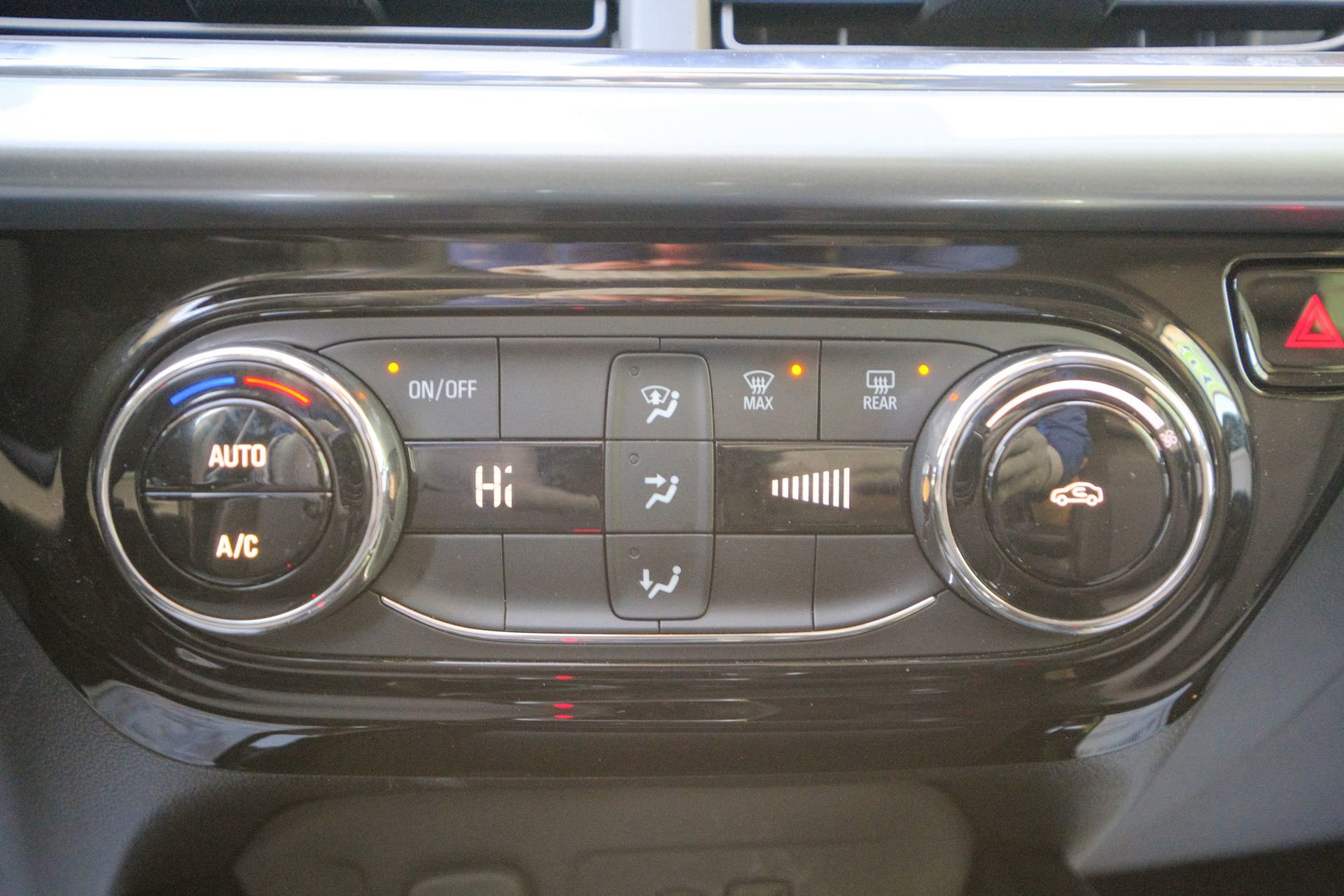 Used 2025 Chevrolet Trax LT image 32