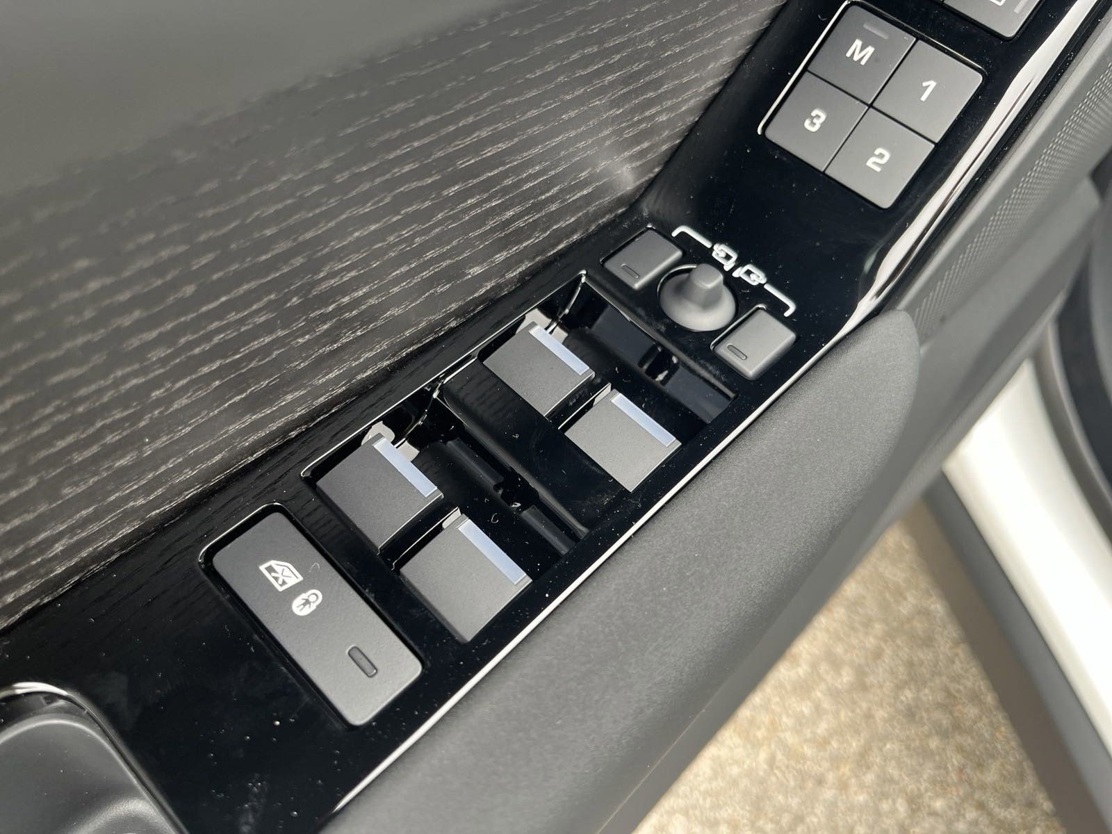 Used 2025 Land Rover Range Rover Velar Dynamic SE image 20