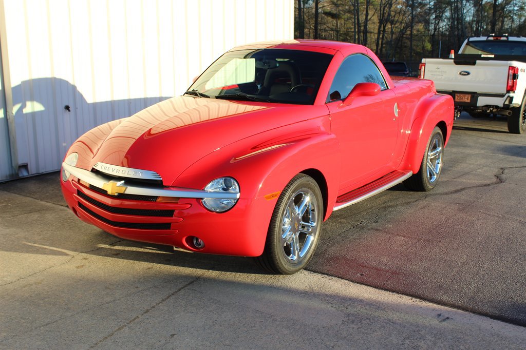 Used 2004 Chevrolet SSR w/ Preferred Equipment Group RWD image 1
