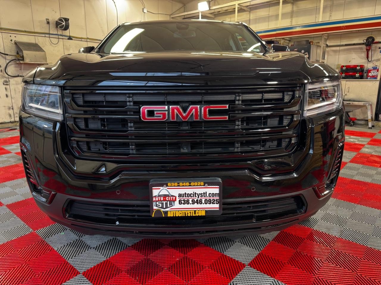Used 2023 GMC Acadia SLT w/ Elevation Edition image 2