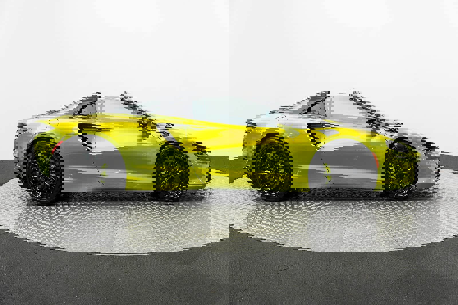 Used 2025 McLaren Artura Spider image 44