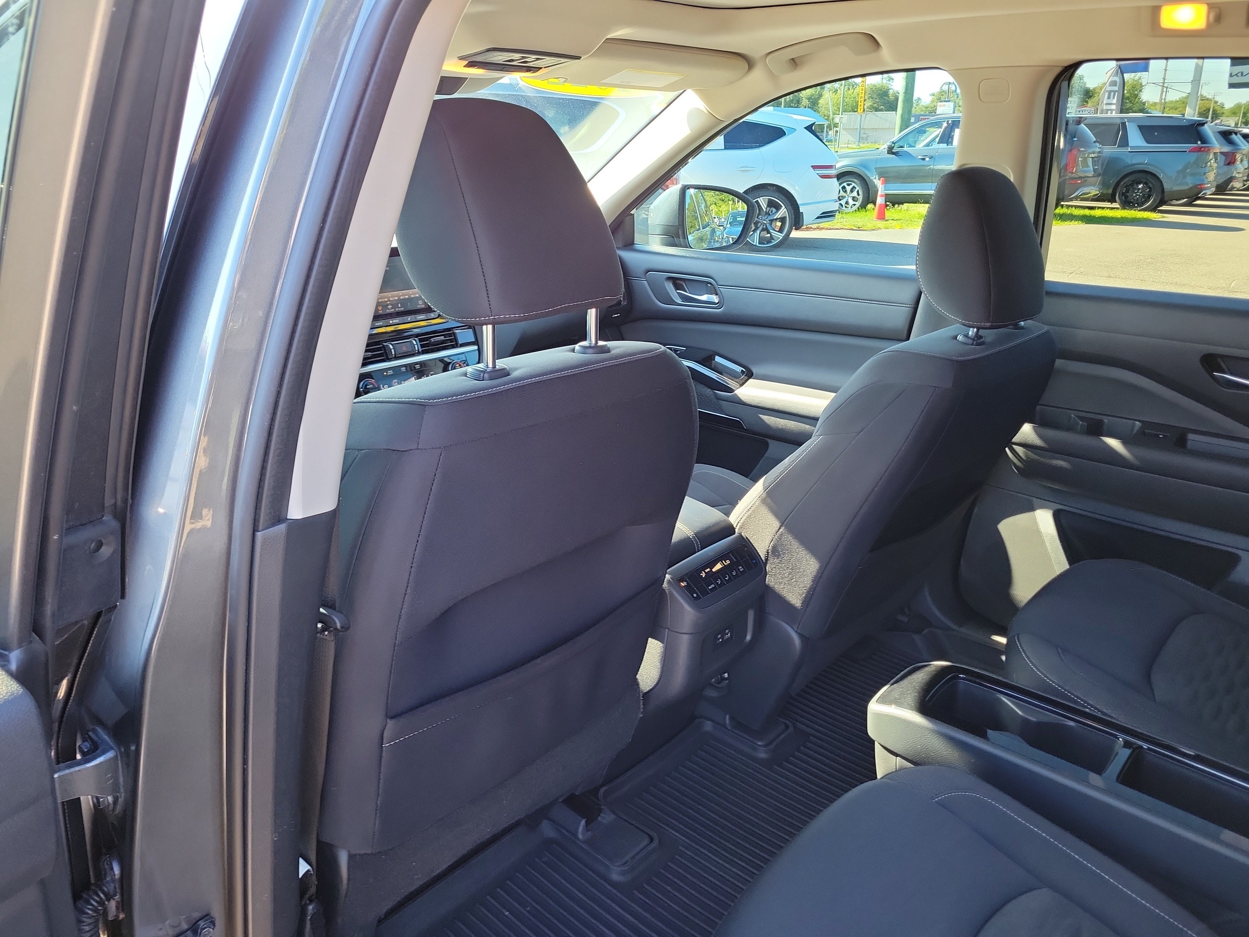 Used 2022 Nissan Pathfinder SV w/ SV Premium Package FWD image 17