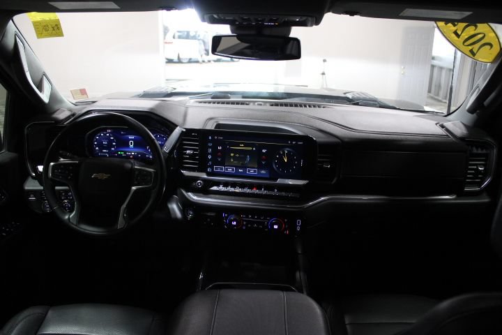 Used 2024 Chevrolet Silverado 2500 LTZ w/ LTZ Convenience Package AWD/4WD image 2