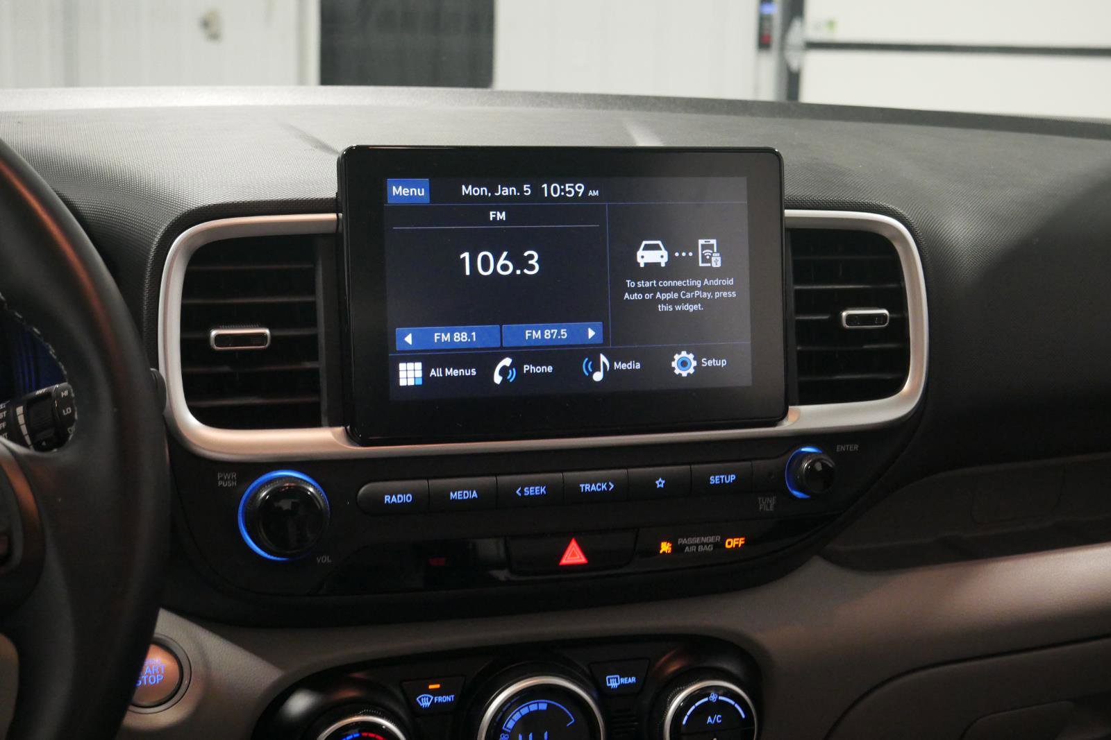 Used 2024 Hyundai Venue SEL image 21