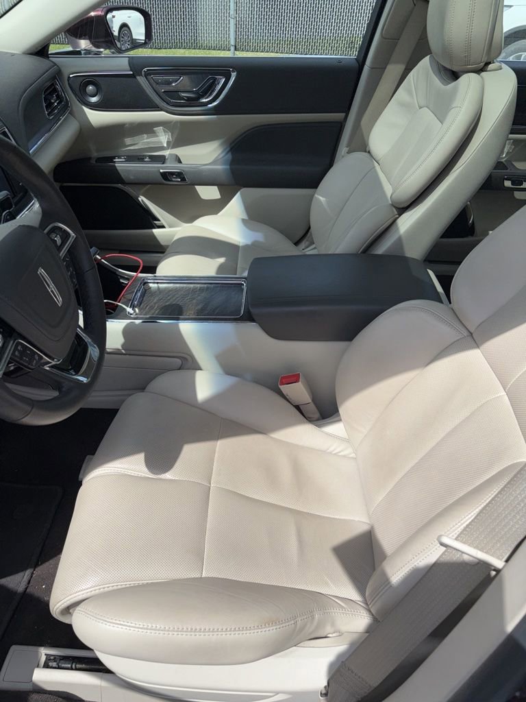 Used 2020 Lincoln Continental w/ Premium Package image 4