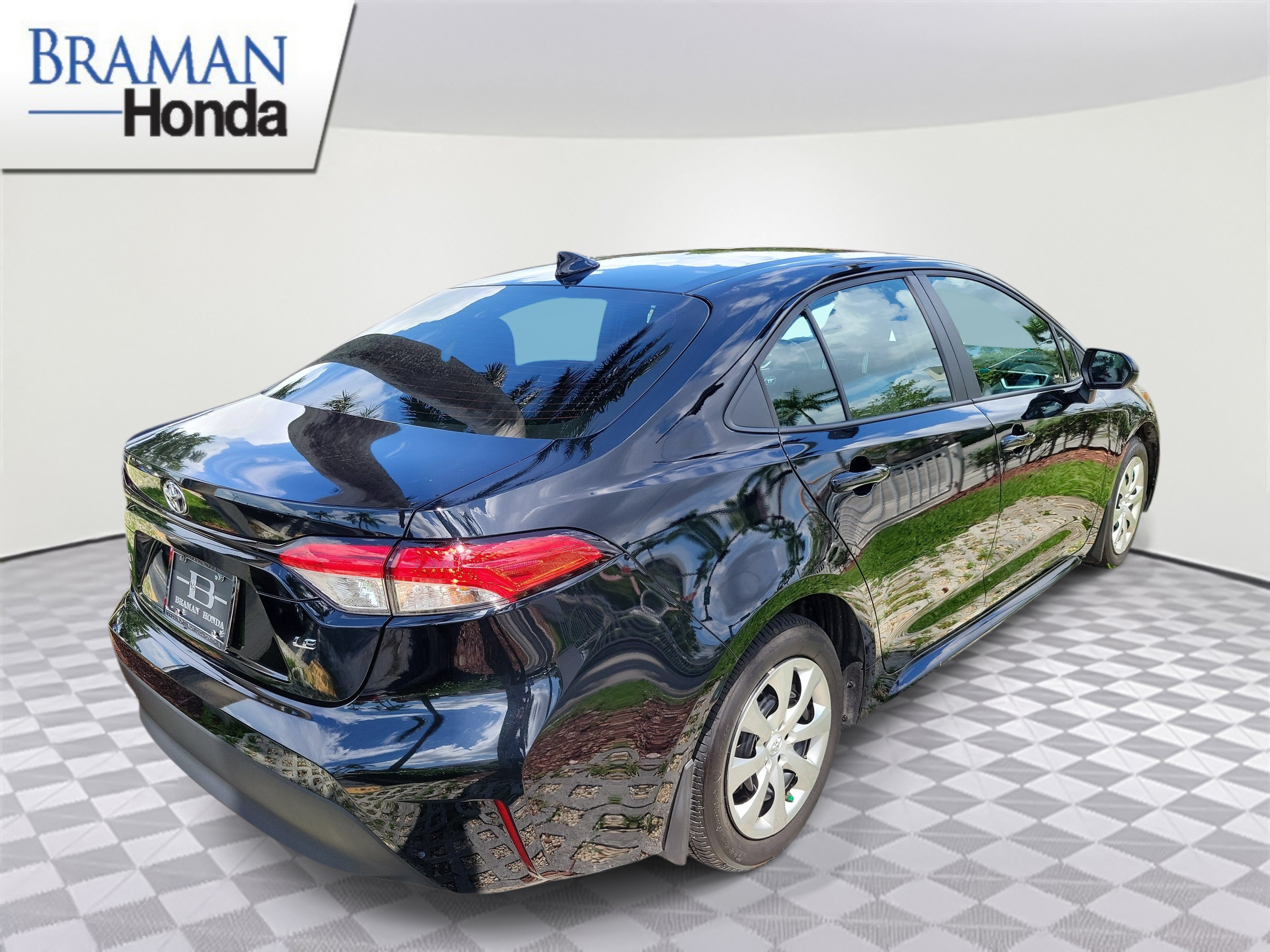 Used 2025 Toyota Corolla LE FWD image 3