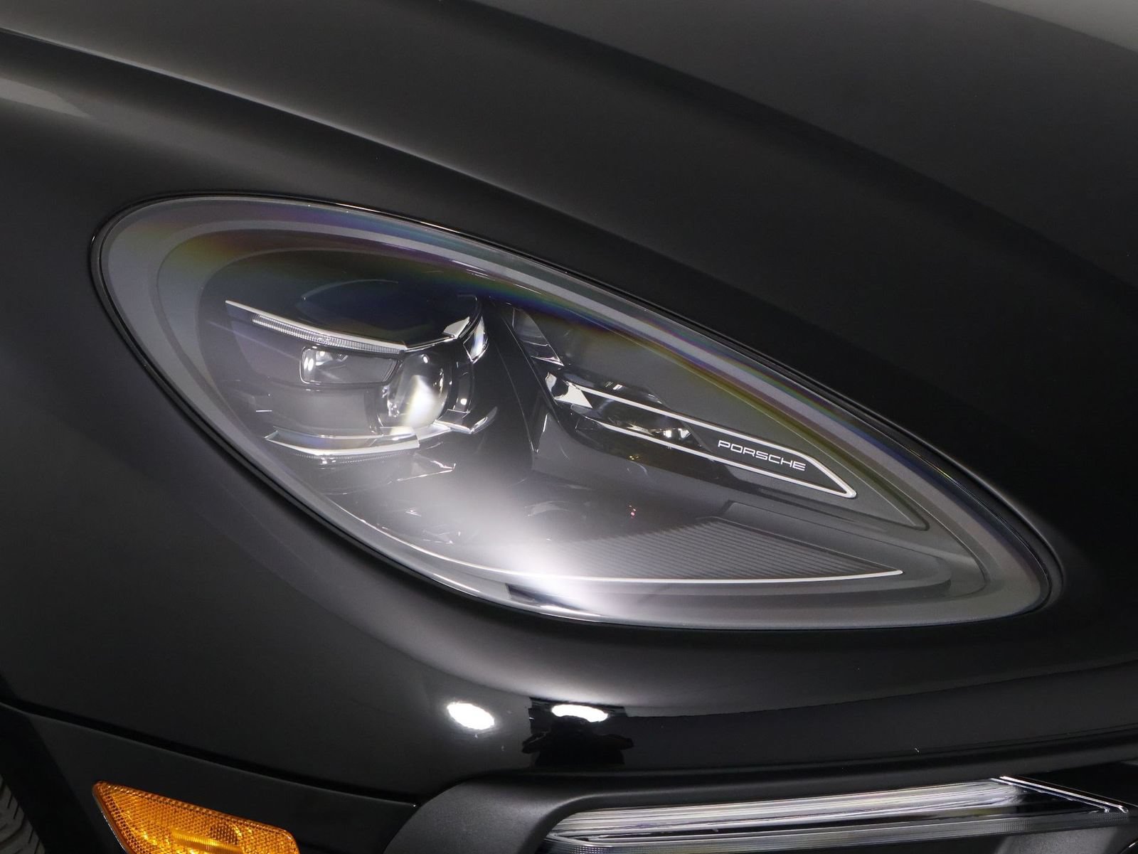 Certified 2023 Porsche Macan AWD/4WD image 28