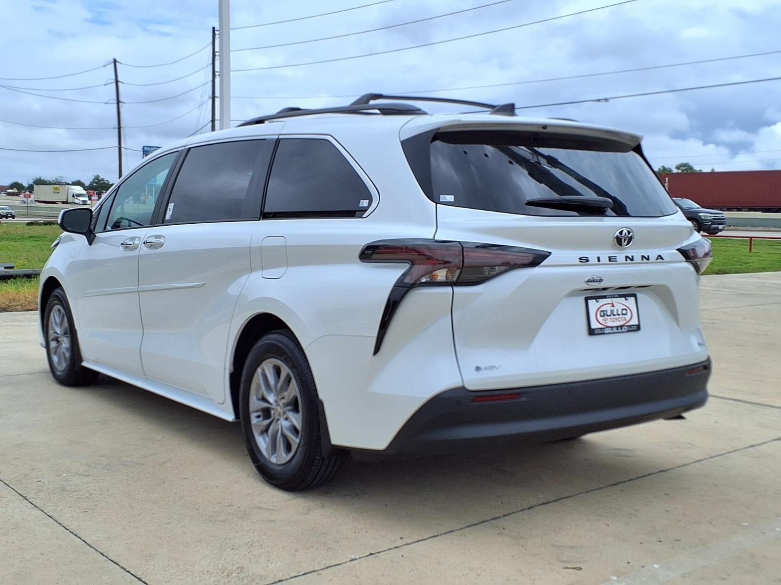 Certified 2026 Toyota Sienna XLE FWD image 2