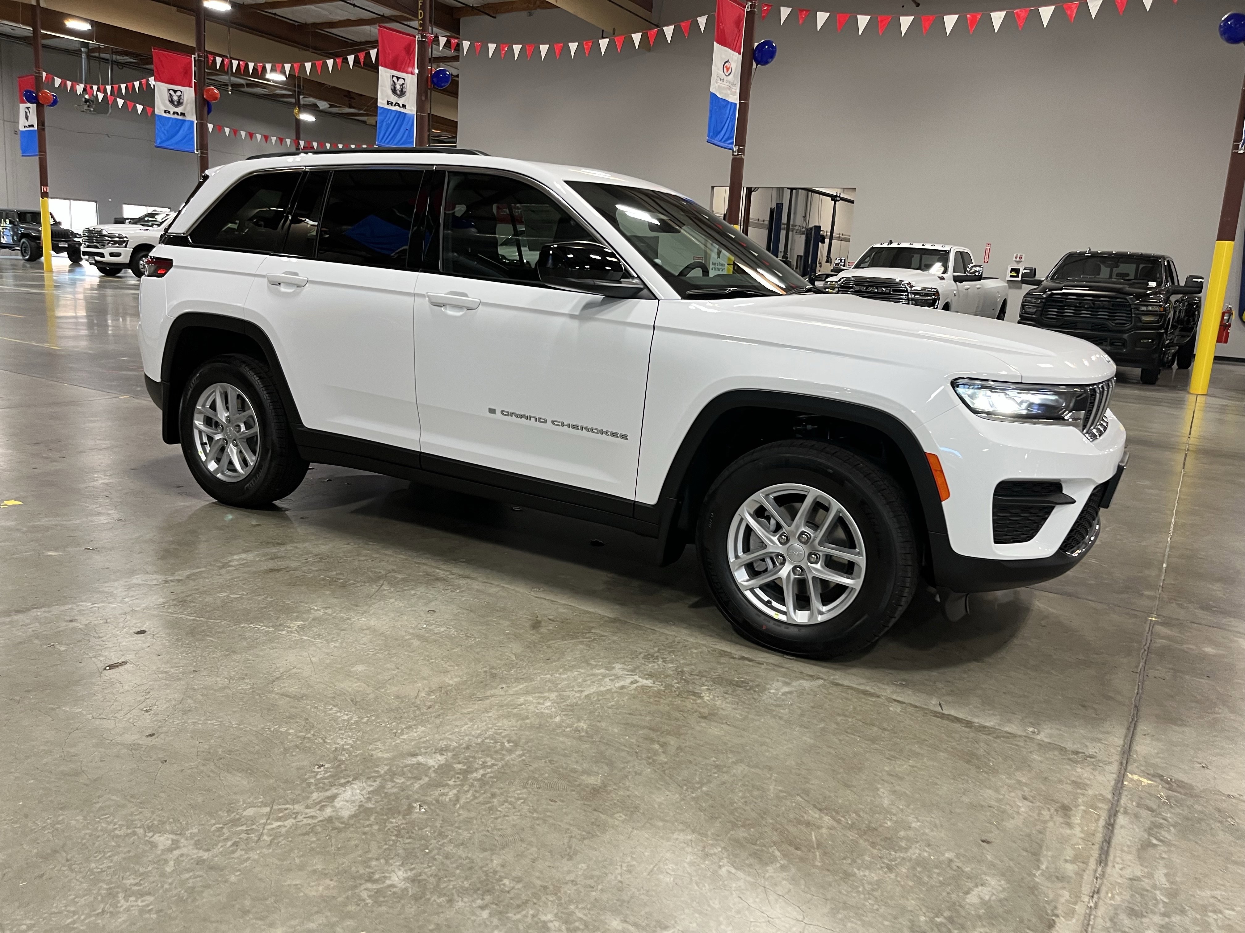 Certified 2025 Jeep Grand Cherokee Laredo w/ Luxury Tech Group I image 7