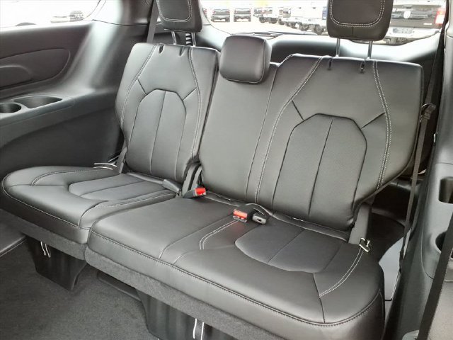 Used 2026 Chrysler Pacifica Select AWD/4WD image 12