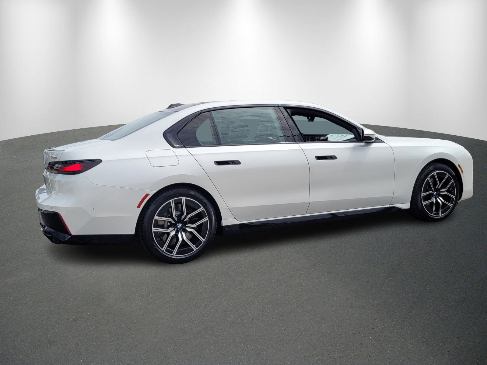 Used 2026 BMW 760i xDrive w/ Executive Package image 7