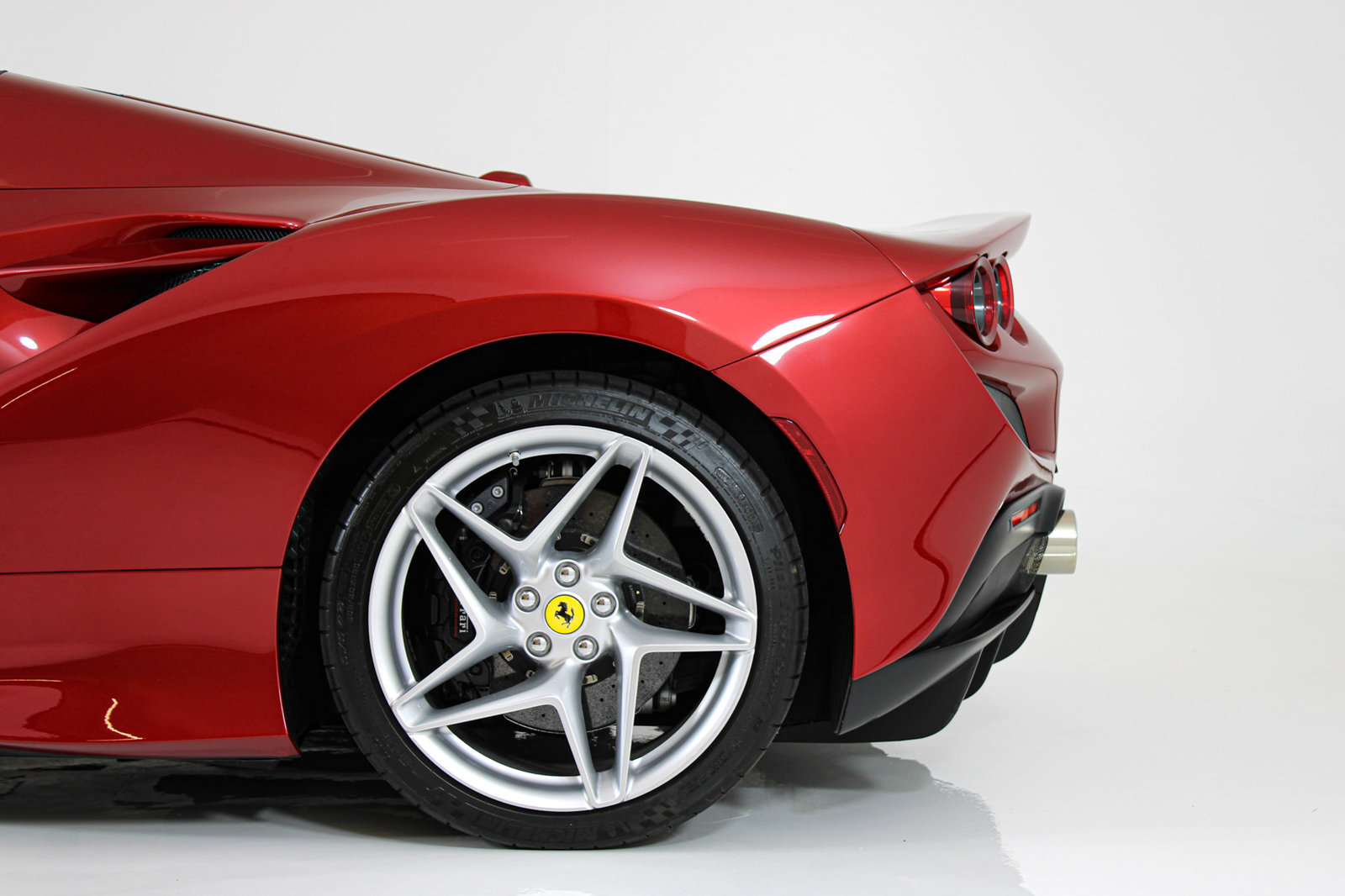 Certified 2023 Ferrari F8 Tributo RWD image 5