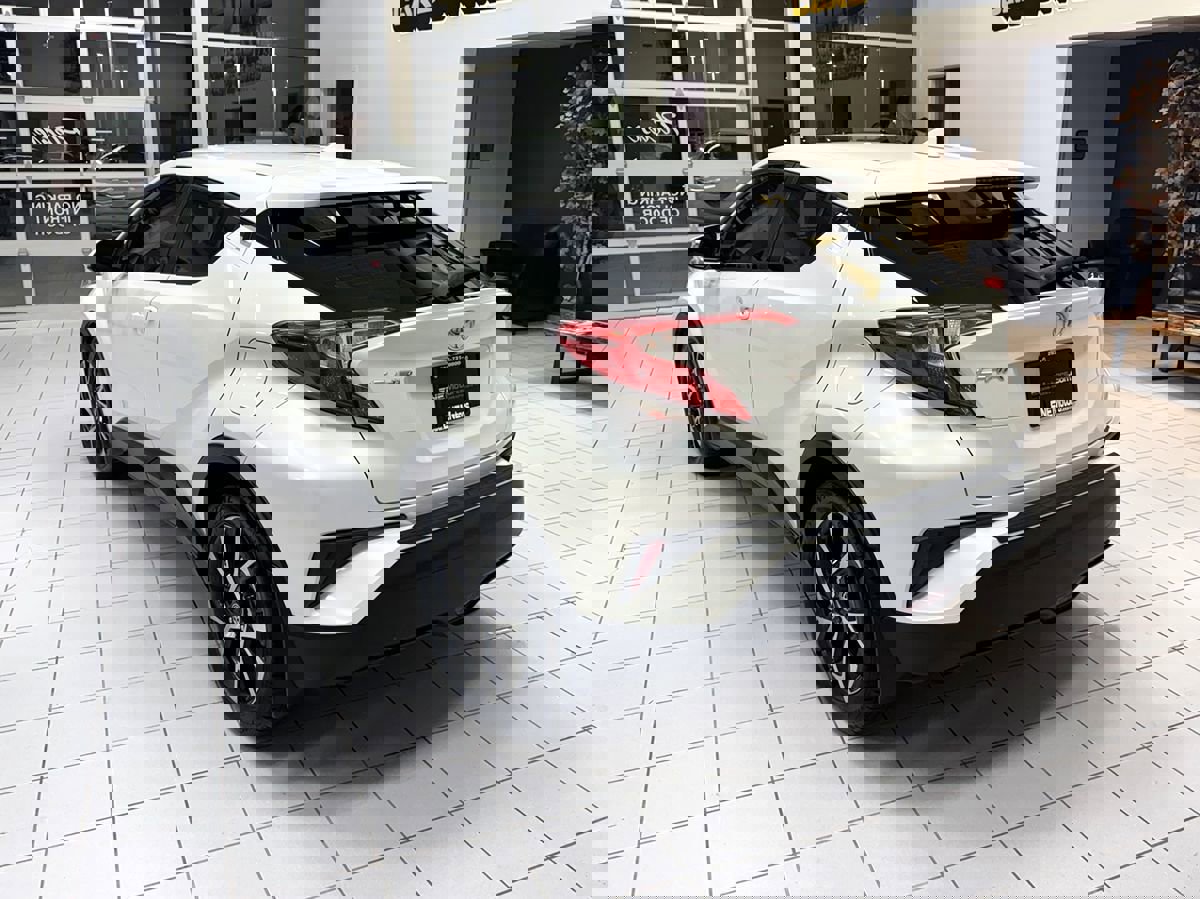 Used 2018 Toyota C-HR XLE image 2