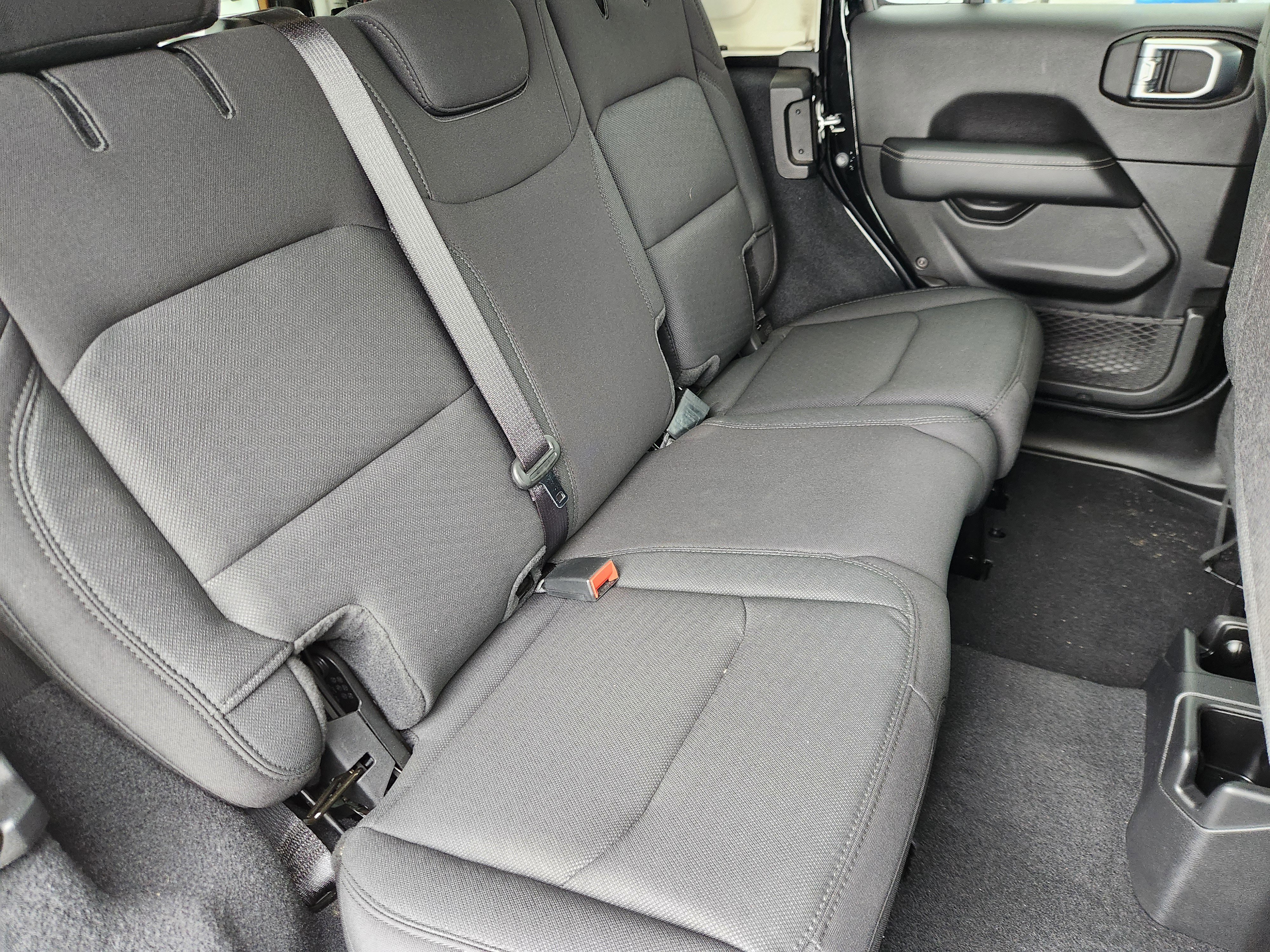 Used 2022 Jeep Wrangler Unlimited Sahara AWD/4WD image 16