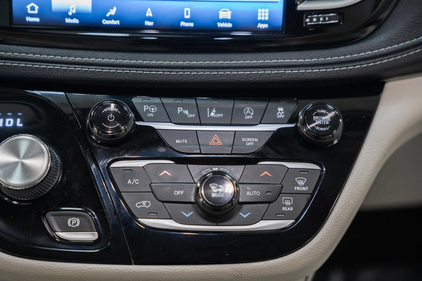 Used 2021 Chrysler Pacifica Touring-L w/ Uconnect Theater Family Group FWD image 28