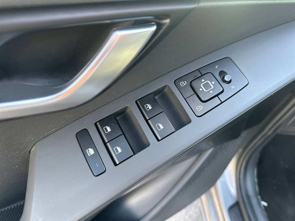 Used 2025 Kia Niro LX image 11