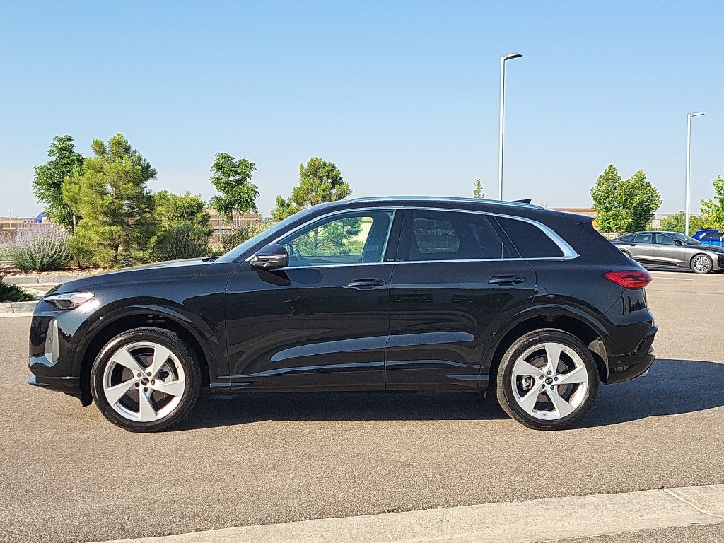 Used 2025 Audi Q5 Premium Plus w/ Premium Plus AWD/4WD image 2