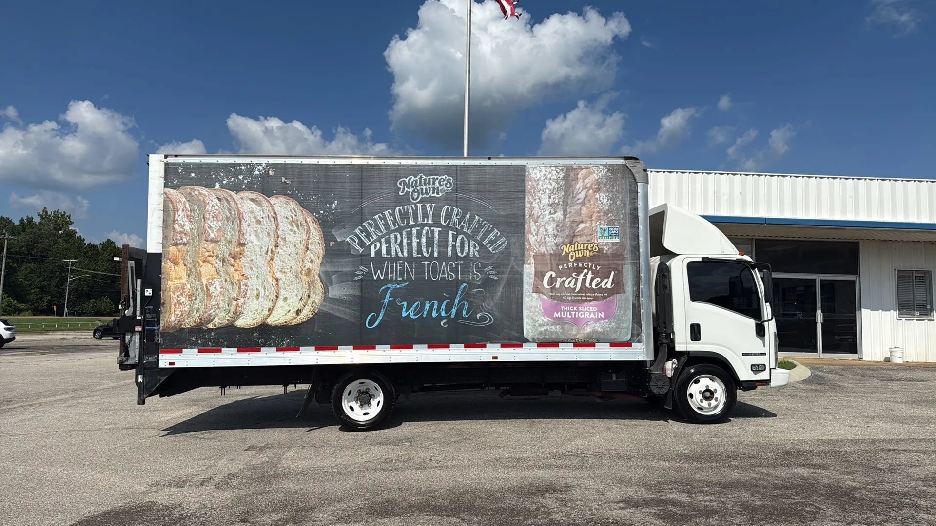 Used 2018 Isuzu NPR RWD image 6