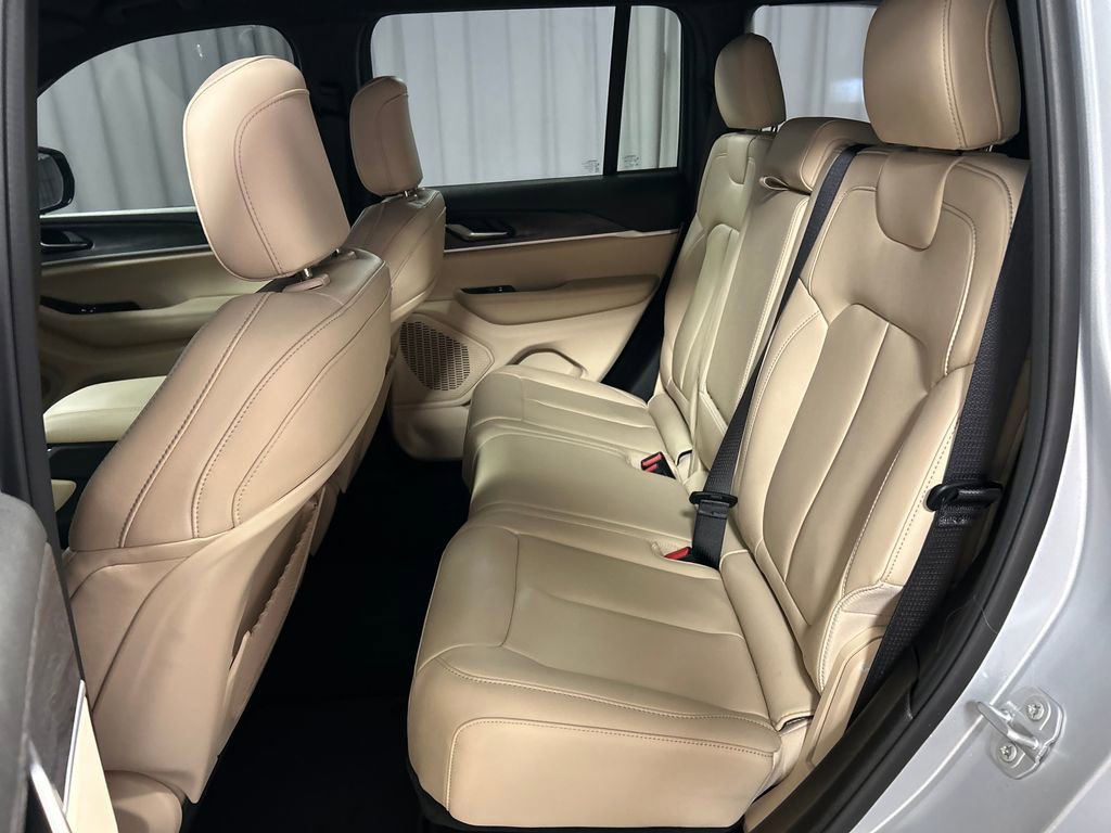 Used 2025 Jeep Grand Cherokee Limited image 23